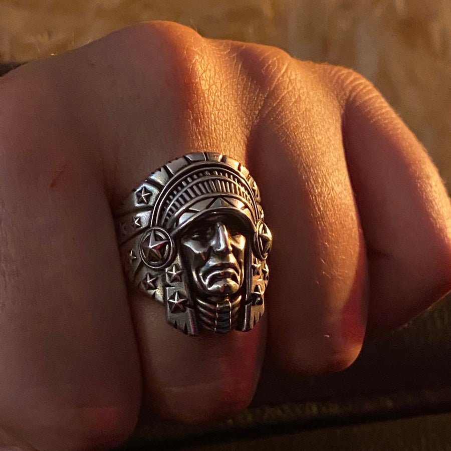 Chevalière tête d’indien homme SITTING BULL – argent 925 et étoiles signature – bijoux fait main en argent 925 | Pitch & Néo