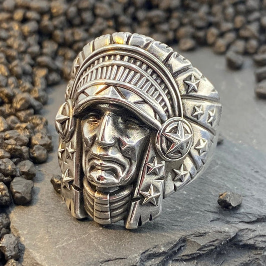 Chevalière tête d’indien homme SITTING BULL – argent 925 et étoiles signature – bijoux fait main en argent 925 | Pitch & Néo