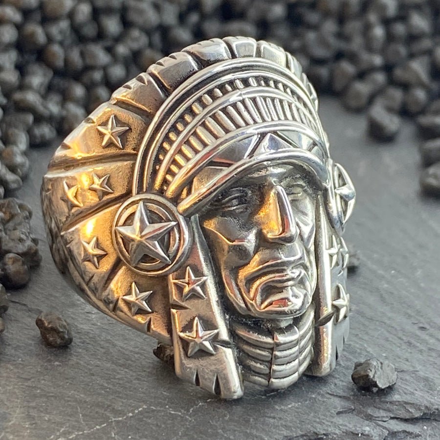 Chevalière tête d’indien homme SITTING BULL – argent 925 et étoiles signature – bijoux fait main en argent 925 | Pitch & Néo